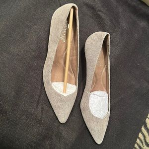 Brand new, never worn beautiful bone and brown dress shoes by Aerosoles in 8.5.